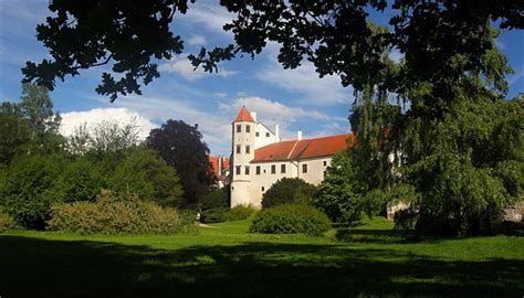 Deset zámků a hradů v Česku, které si zahrály nejen v pohádkách